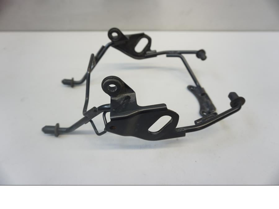 Baksidan på Strålkastarfäste från en Suzuki SFV 650 A Gladius -2012 motorcykel.