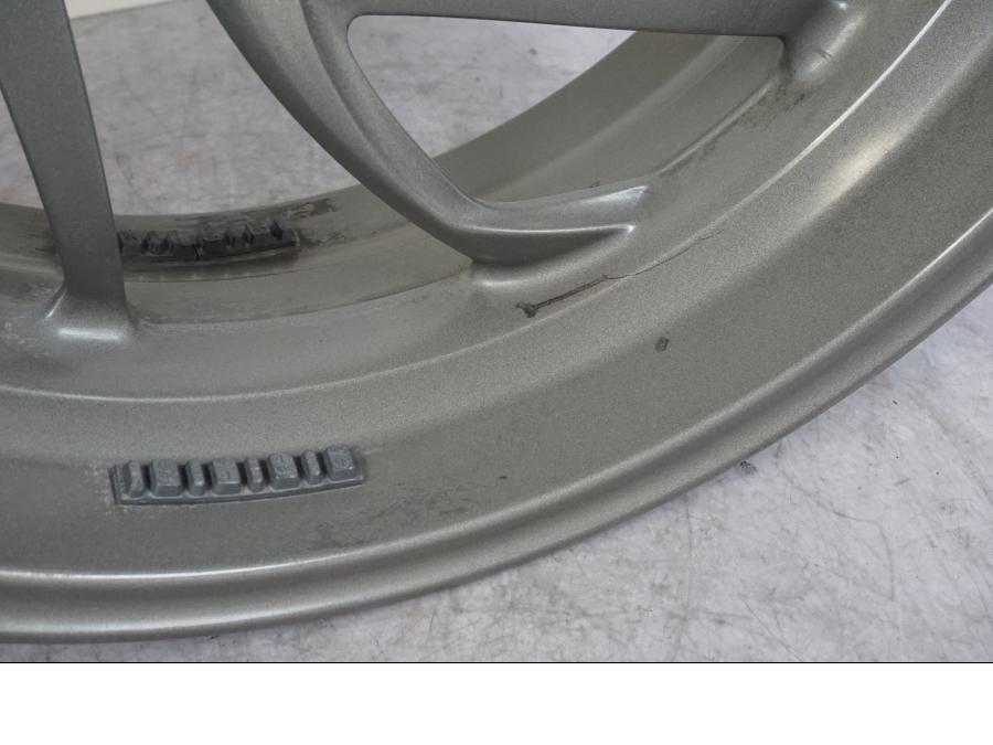 Vänster sida på Fälg från en BMW K 1600 GTL -2015 motorcykel.