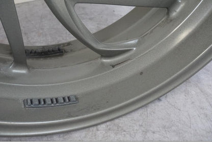 Vänster sida på Fälg från en BMW K 1600 GTL -2015 motorcykel.