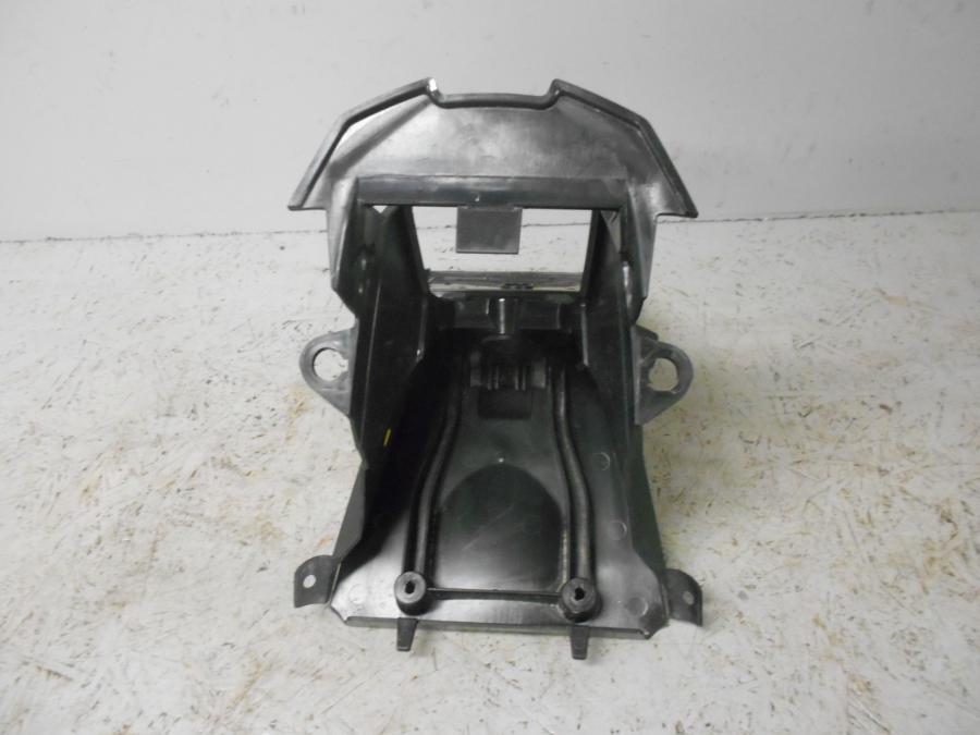 Baksidan på Skylthållare från en Triumph Tiger 800 -2016 motorcykel.