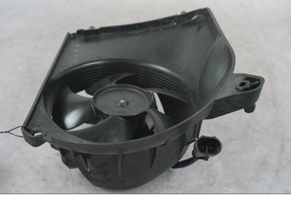 Höger sida på Vattenkylfläkt från en KTM 1290 Super Duke R -2022 motorcykel.