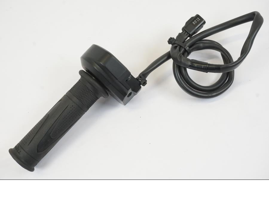 Framsidan på Gasreglage från en Triumph Trident -2021 motorcykel.