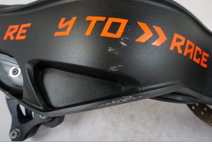 Snett uppifrån på Sving från en KTM 1290 Super Duke R -2021 motorcykel.