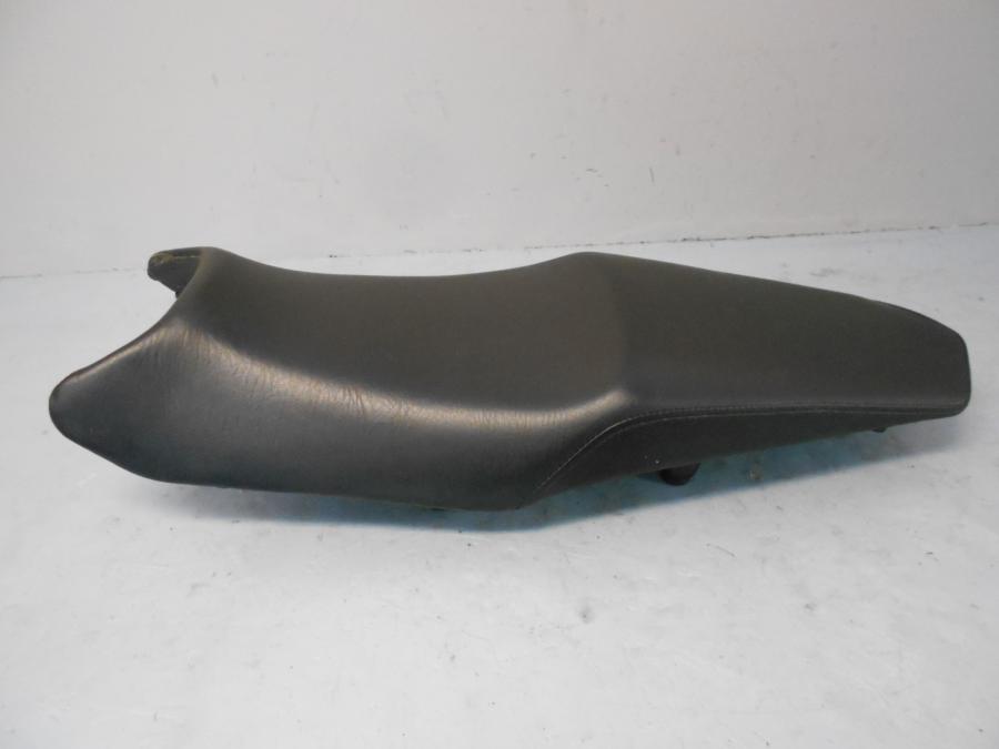 Framsidan på Sadel från en Yamaha YS 125 -2017 motorcykel.