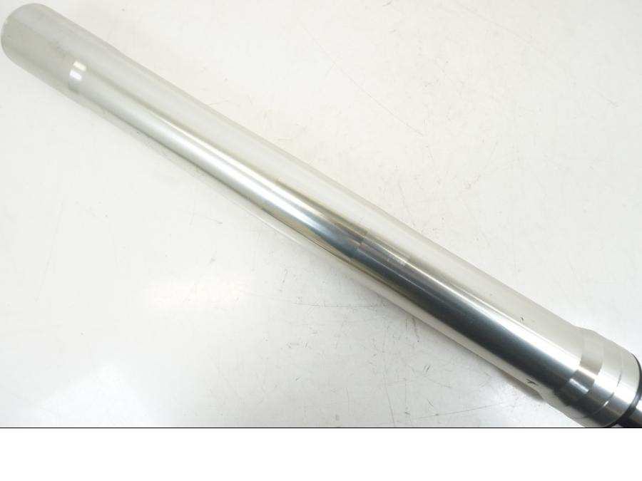 Snett nerifrån på Gaffelben från en Ducati Hyperstrada -2013 motorcykel.