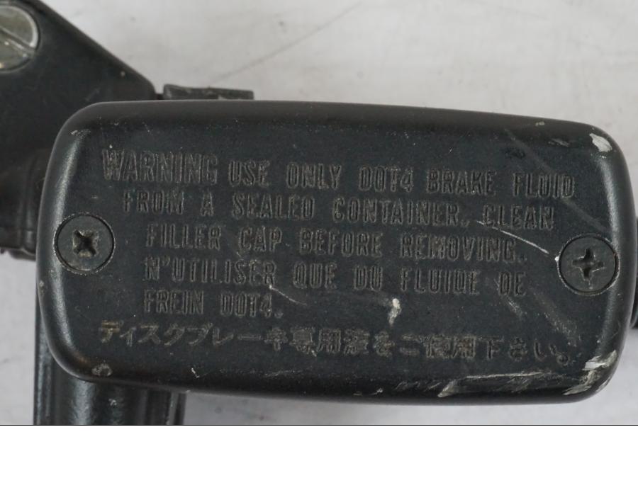 Snett nerifrån på Kopplingshuvudcylinder från en Honda CBR 1000 F -1999 motorcykel.