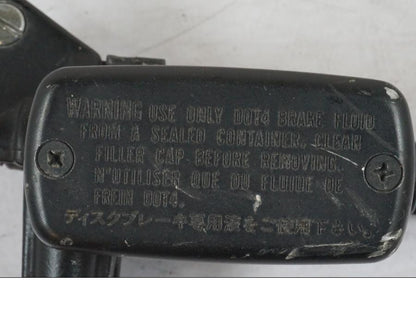 Snett nerifrån på Kopplingshuvudcylinder från en Honda CBR 1000 F -1999 motorcykel.