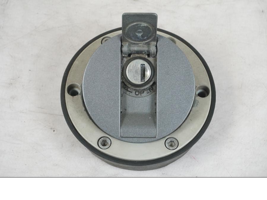 Höger sida på Tanklock från en Triumph Tiger Explorer -2013 motorcykel.