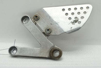 Framsidan på Fotpinnefäste från en Honda CBR 900 RR -1998 motorcykel.