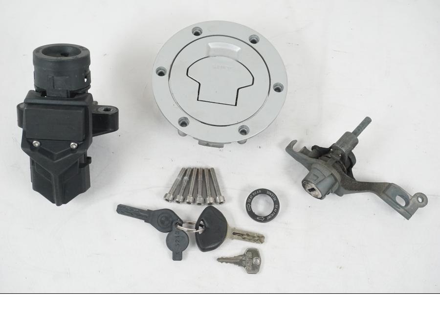 Framsidan på <p>Låssats från BMW R 1200 GS 2007.</p>

<p>Med tändningslås, tanklock, sadellås, 1st nyckel</p> motorcykel.