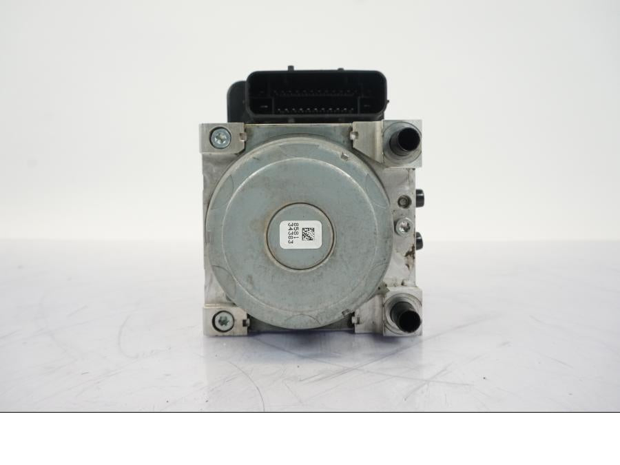 Vänster sida på ABS Modulator från en BMW R 1250 GS -2019 motorcykel.