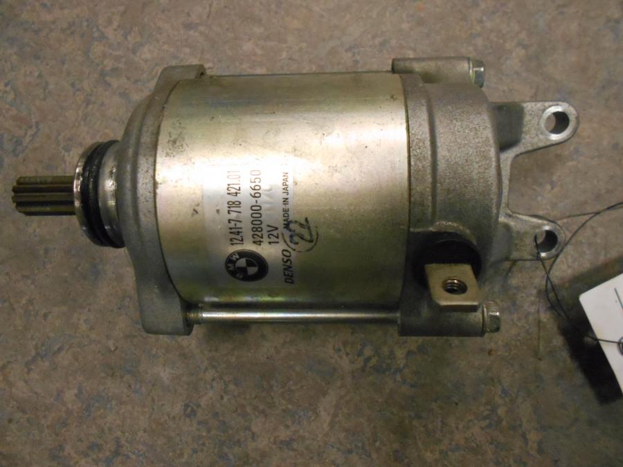 Framsidan på Startmotor från en BMW S 1000 RR -2010 motorcykel.