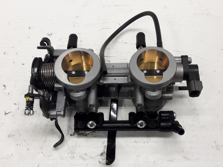 Baksidan på Spjällhus från en Kawasaki ER-6N -2015 motorcykel.