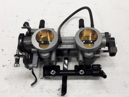 Baksidan på Spjällhus från en Kawasaki ER-6N -2015 motorcykel.