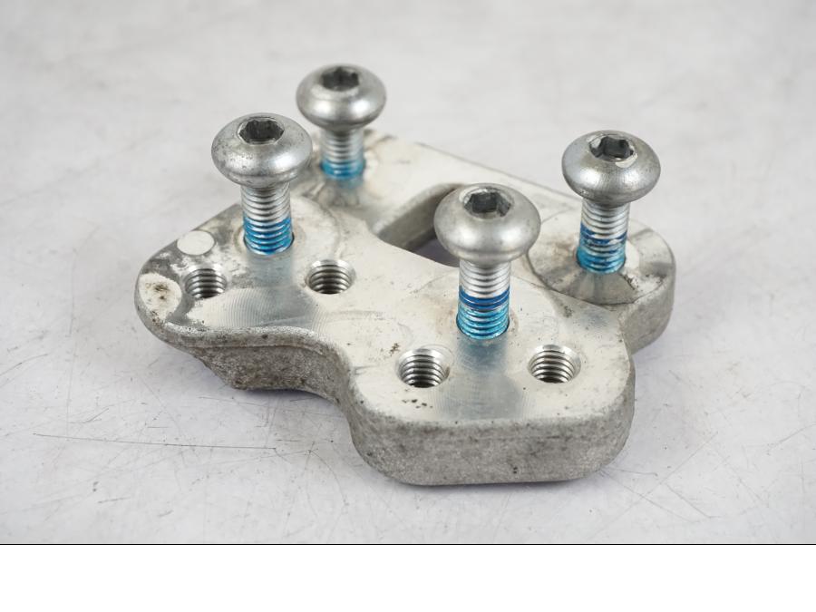 Framsidan på Fotpinnefäste inre från en Suzuki GSX-R 750 -2006 motorcykel.