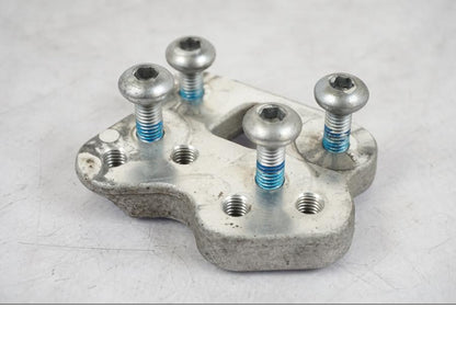 Framsidan på Fotpinnefäste inre från en Suzuki GSX-R 750 -2006 motorcykel.