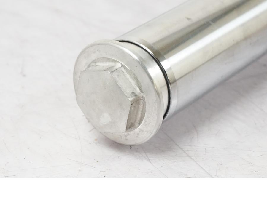 Vänster sida på Gaffelben från en Suzuki VL 800 -2002 motorcykel.