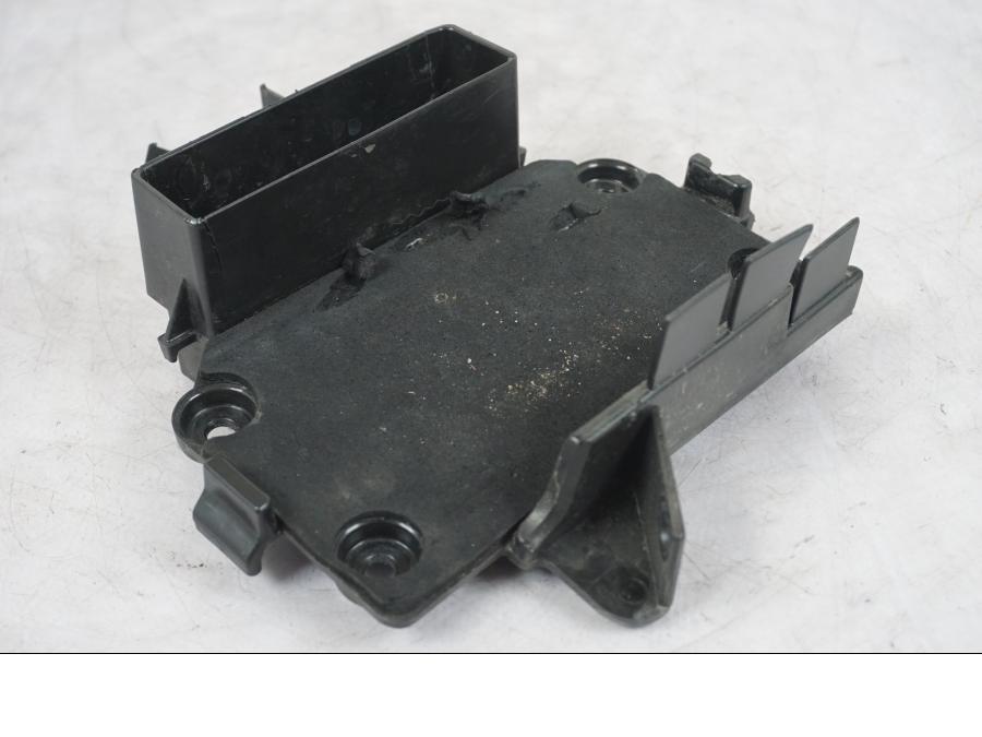 Framsidan på Batterihållare från en KTM 690 SM R -2009 motorcykel.