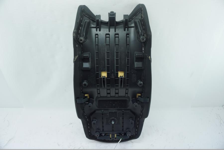 Höger sida på Sadel från en Triumph Sprint GT -2011 motorcykel.