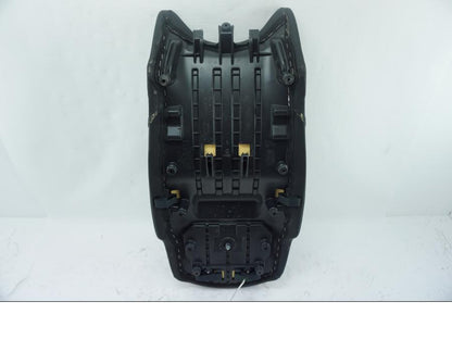 Höger sida på Sadel från en Triumph Sprint GT -2011 motorcykel.