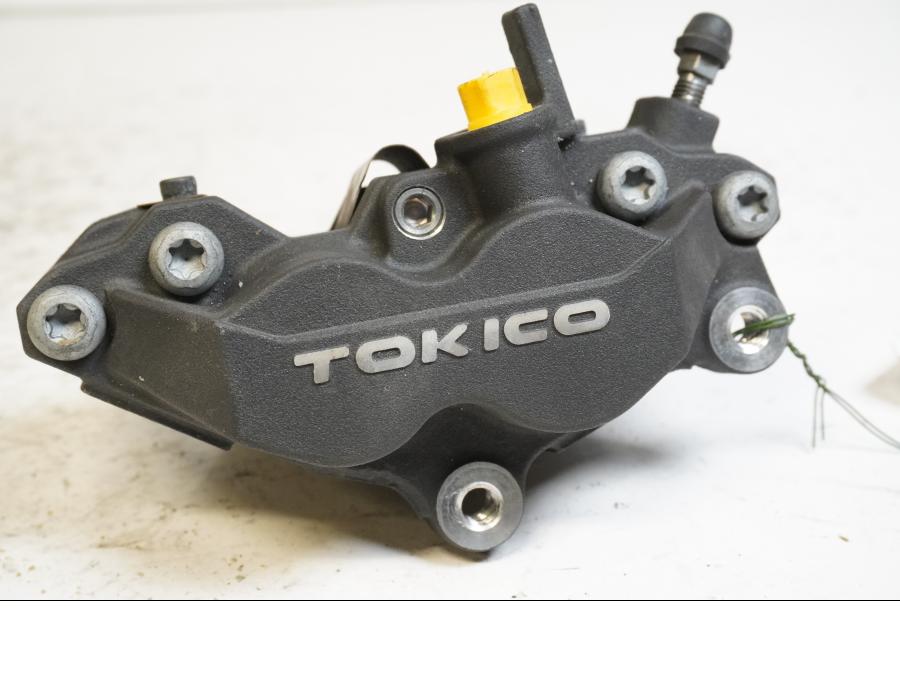 Framsidan på Bromsok från en Suzuki GSF 650 -2011 motorcykel.