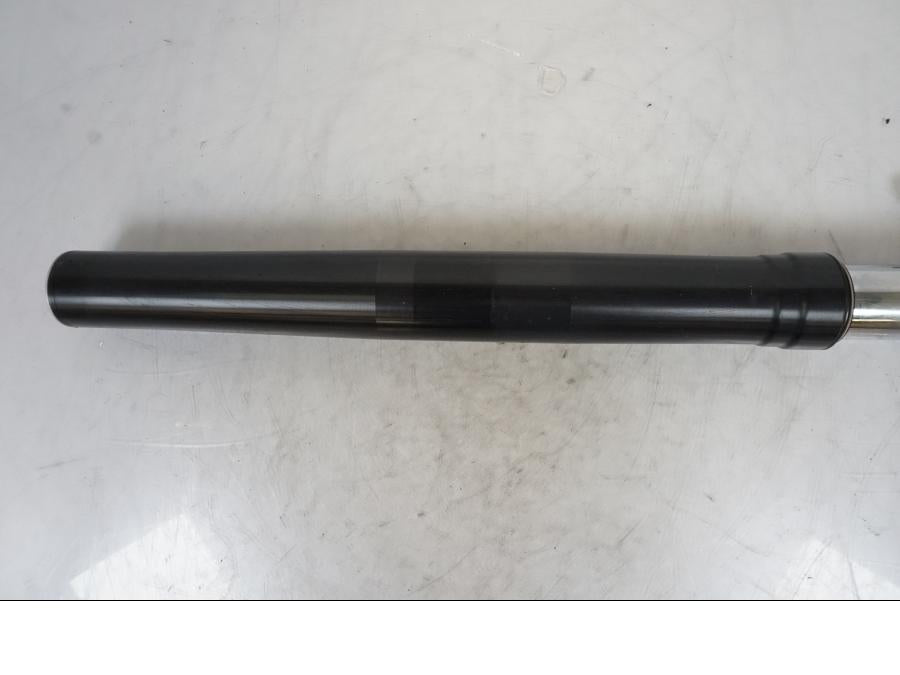 Snett nerifrån på Gaffelben från en KTM 990 Super Duke -2006 motorcykel.