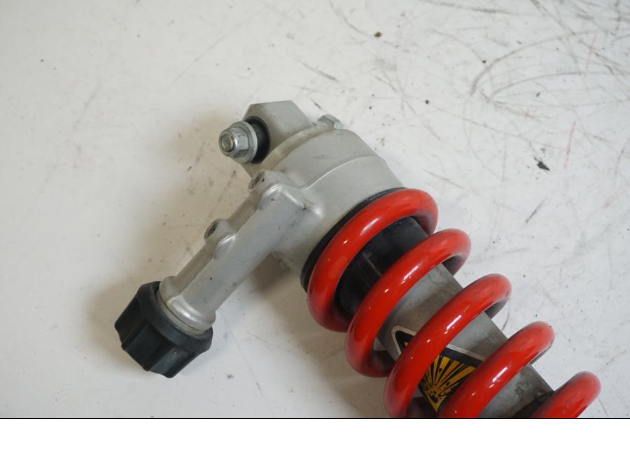 Snett uppifrån på Stötdämpare från en Yamaha XT 1200 Z -2011 motorcykel.