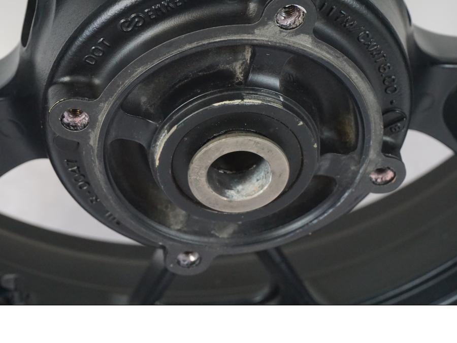 Snett nerifrån på Fälg från en Kawasaki ZZ-R 1400 -2009 motorcykel.