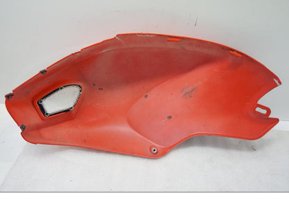 Baksidan på Bensintankskåpa från en Ducati Monster 796 -2013 motorcykel.