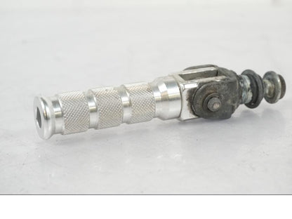 Höger sida på Fotpinne från en Suzuki SV 650 S -2005 motorcykel.