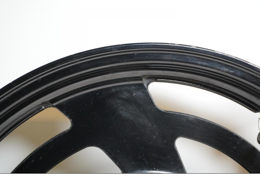 Snett nerifrån på Fälg från en Yamaha V-MAX 1200 -1997 motorcykel.