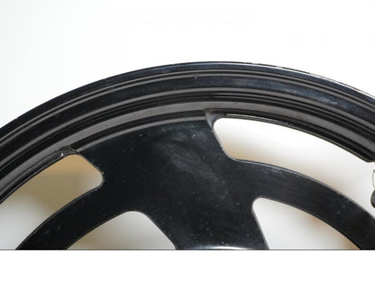 Snett nerifrån på Fälg från en Yamaha V-MAX 1200 -1997 motorcykel.