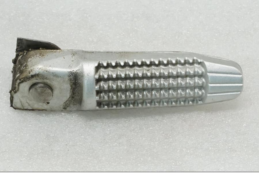 Framsidan på Fotpinne från en BMW F 800 R -2011 motorcykel.