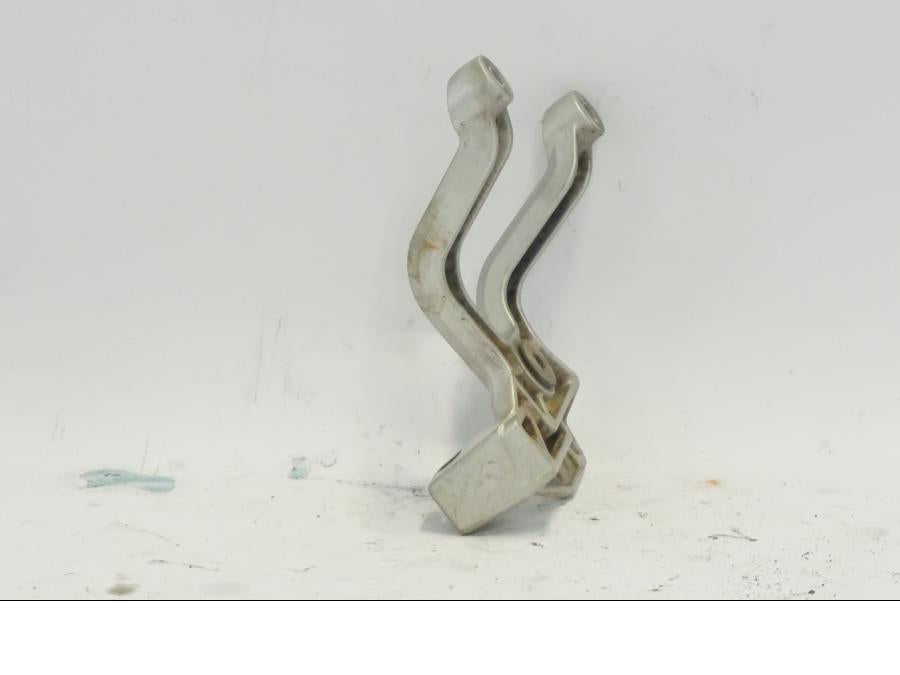 Höger sida på Fotpinnefäste från en Suzuki DL 1000 -2003 motorcykel.