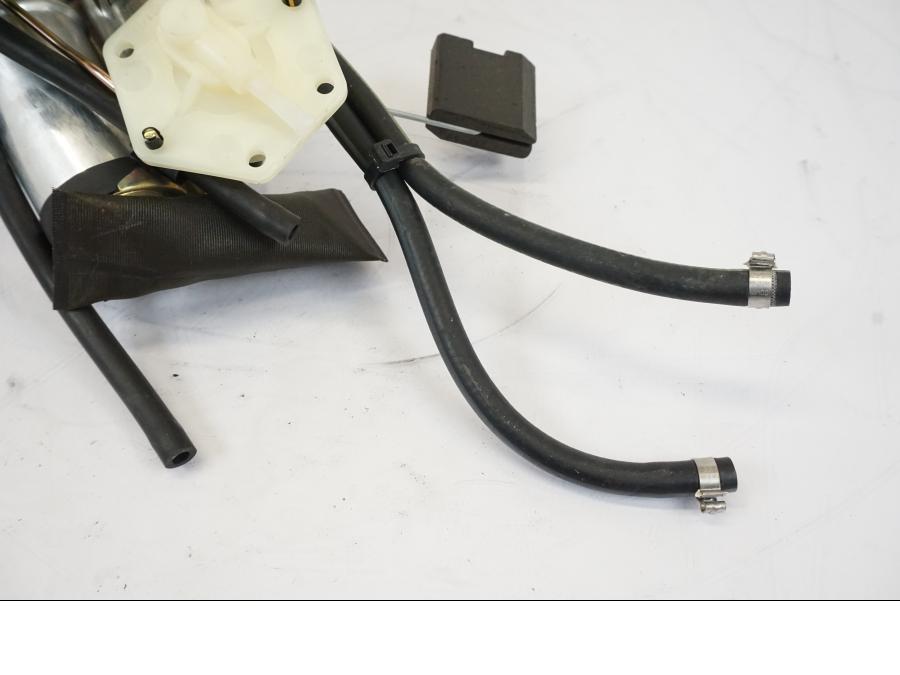 Vänster sida på Bensinpump insprut från en BMW R 1150 RS -2003 motorcykel.