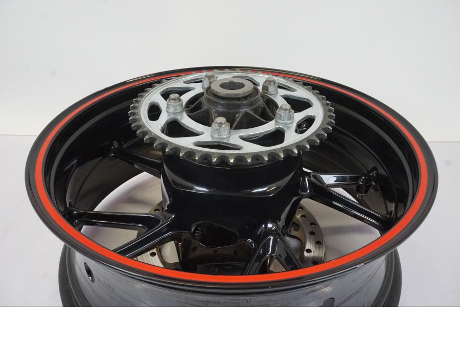 Snett nerifrån på Hjulpaket från en BMW S 1000 XR -2019 motorcykel.