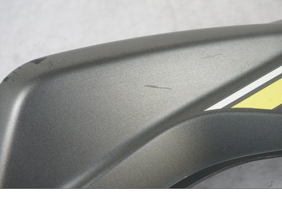 Snett nerifrån på Bakvinge från en Yamaha Aerox 4 -2020 moped.