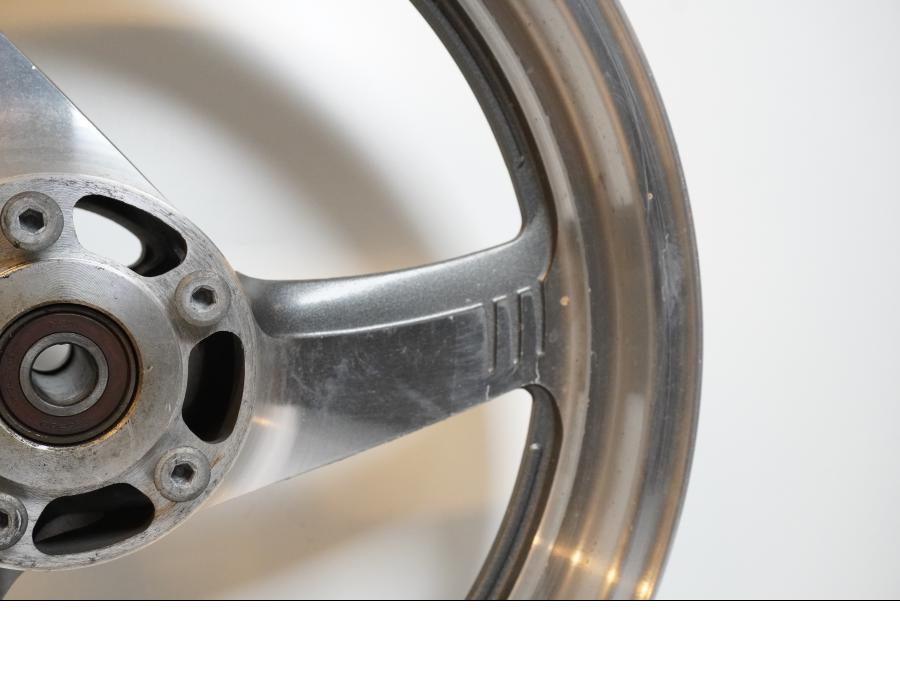 Extrabild2 på Fälg från en Suzuki VZ 800 -2000 motorcykel.