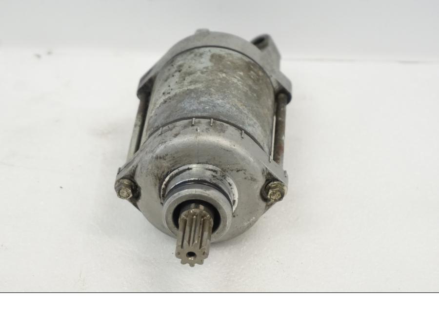 Höger sida på Startmotor från en Aprilia RSV 1000 -2010 motorcykel.