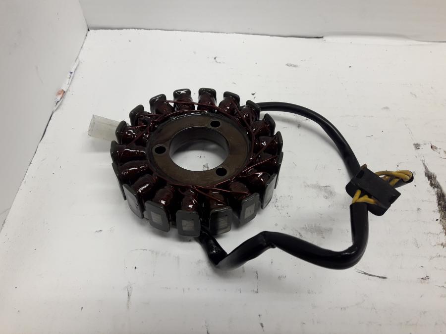 Framsidan på Generator från en Kawasaki KLE 500 -2001 motorcykel.