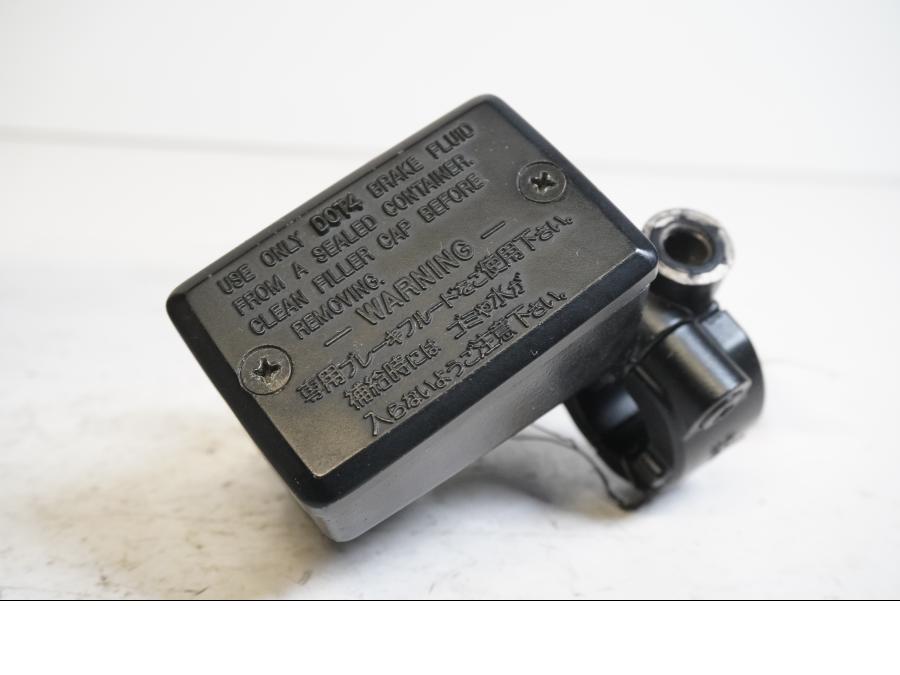 Baksidan på Bromshuvudcylinder från en Yamaha XJR 1300 -2000 motorcykel.
