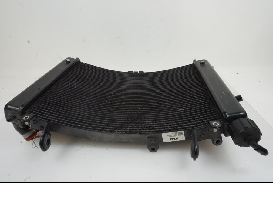 Vänster sida på Vattenkyl från en KTM 1290 Super Duke -2019 motorcykel.