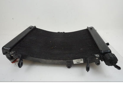 Vänster sida på Vattenkyl från en KTM 1290 Super Duke -2019 motorcykel.