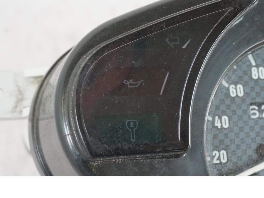 Höger sida på Instrumentpanel från en Honda NT 650 V -2002 motorcykel.