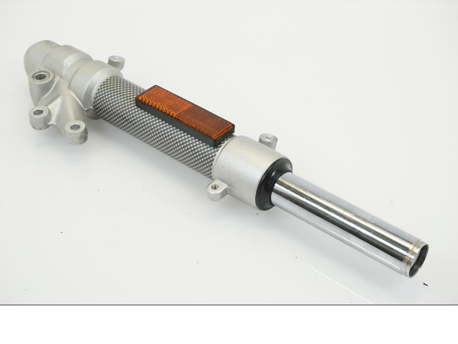 Vänster sida på Gaffelben från en Yamaha NS50F Aerox 4 -2017 moped.