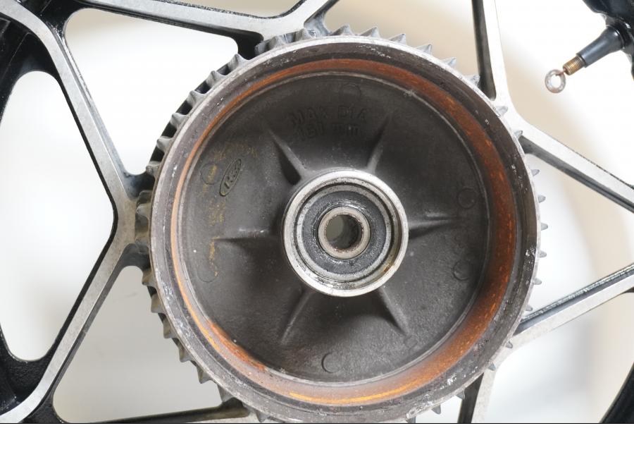 Extrabild2 på Fälg från en Honda VF 750 C -1983 motorcykel.