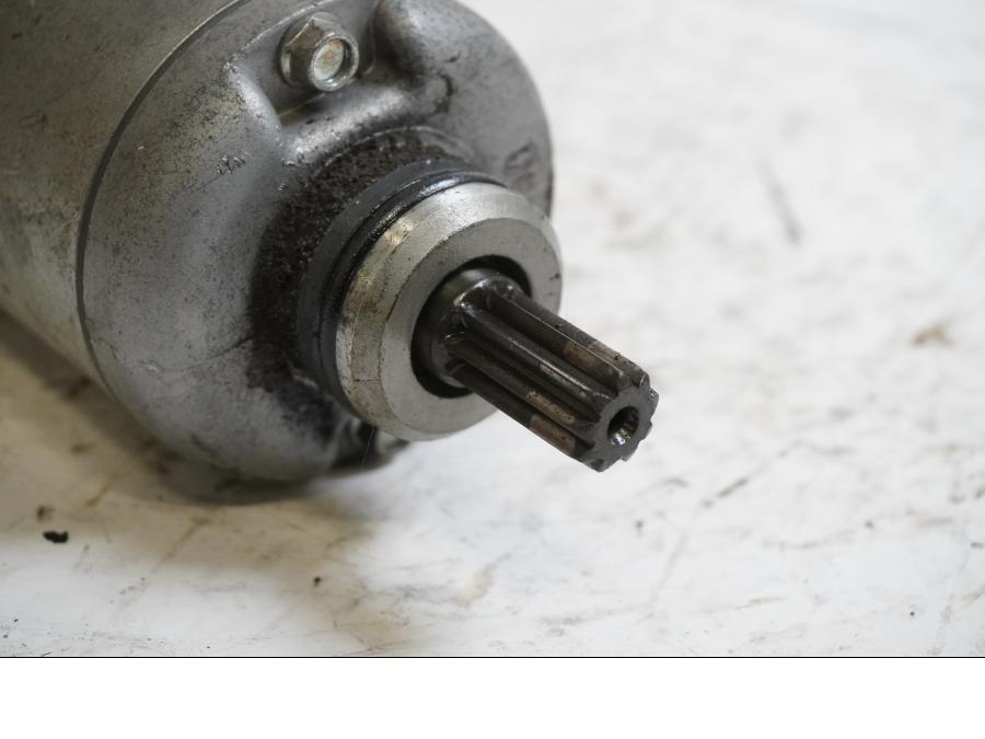 Baksidan på Startmotor från en Yamaha YZF R6 -2001 motorcykel.