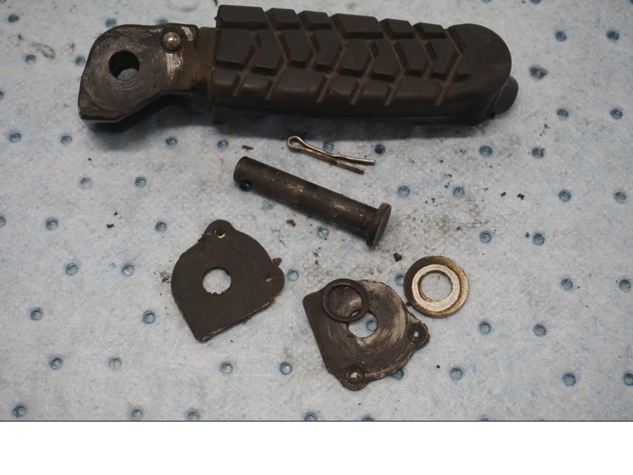 Framsidan på Fotpinne från en KTM 125 Duke -2017 motorcykel.