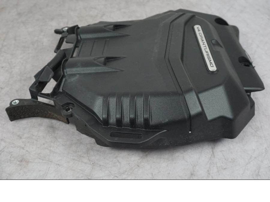 Snett uppifrån på Motorskyddskåpa från en Ducati Multistrada V4 -2024 motorcykel.