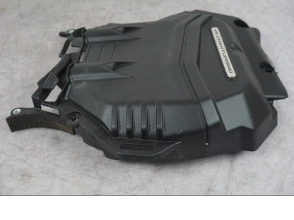 Snett uppifrån på Motorskyddskåpa från en Ducati Multistrada V4 -2024 motorcykel.